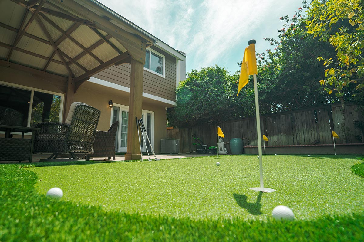 Outdoor putting green at Ocean Ridge