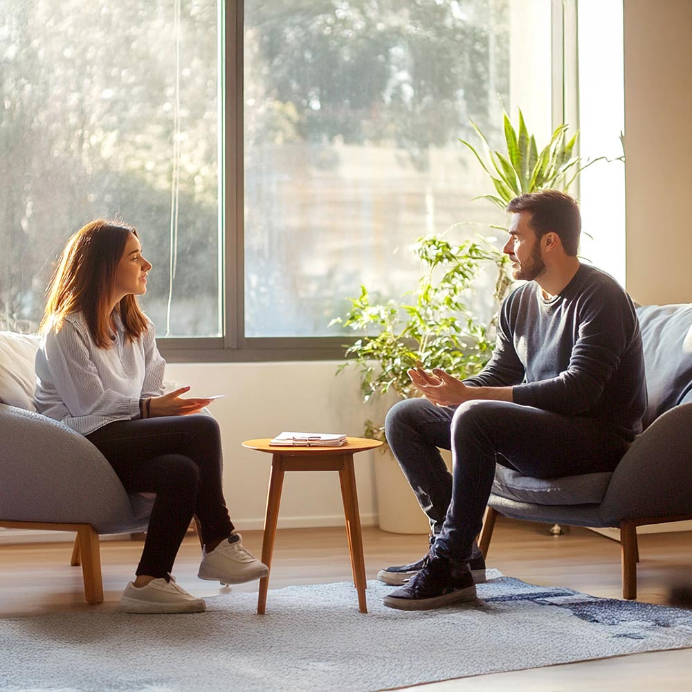 A therapist and her client in a casual setting talking about alcohol rehab in Orange County California